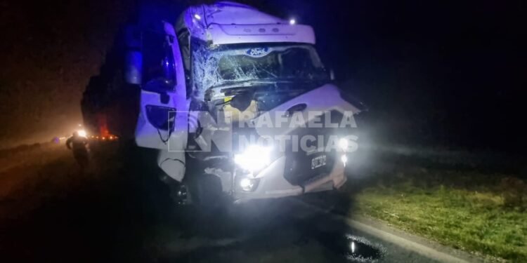 Entre la neblina, dos camiones protagonizaron un duro choque en la Ruta 34