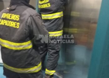 Tres personas quedaron atrapadas en un ascensor y debieron ser rescatadas por Bomberos