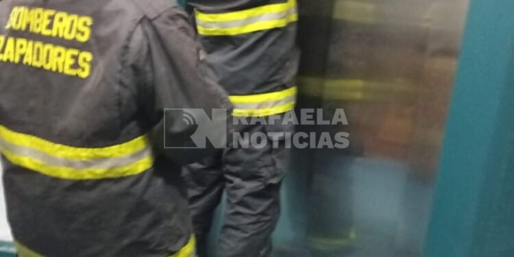 Tres personas quedaron atrapadas en un ascensor y debieron ser rescatadas por Bomberos