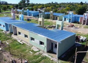 La gestión de Pullaro sorteó viviendas en Sastre y Ortiz, y las familias comienzan el camino hacia el techo propio