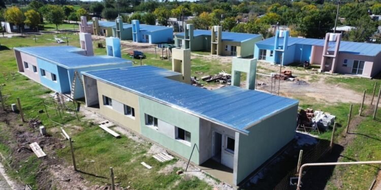 La gestión de Pullaro sorteó viviendas en Sastre y Ortiz, y las familias comienzan el camino hacia el techo propio