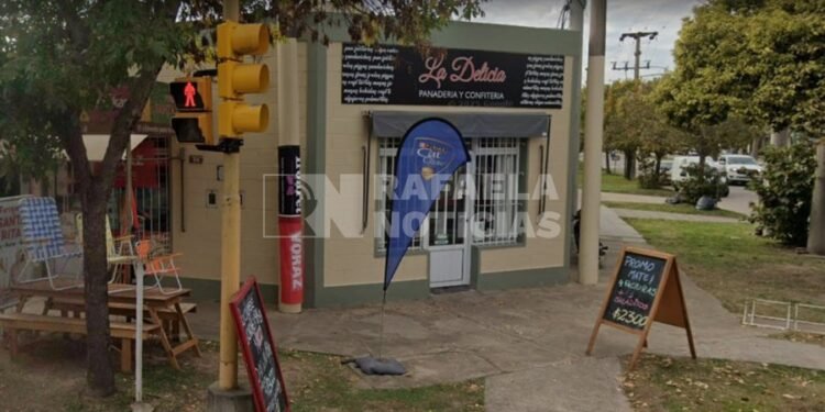 Entró con un cuchillo, redujo a una empleada y robó $200.000 de una panadería de Rafaela