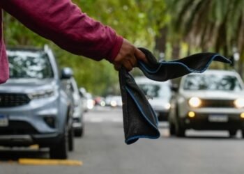 La Pastoral Social cuestionó la prohibición de los cuidacoches y pidió abordar el problema de fondo