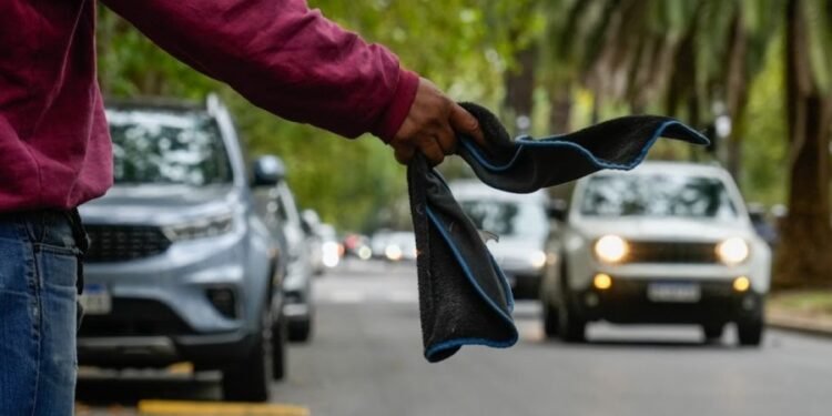 La Pastoral Social cuestionó la prohibición de los cuidacoches y pidió abordar el problema de fondo