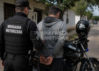 Detuvieron a dos hombres sorprendidos dentro de propiedades privadas