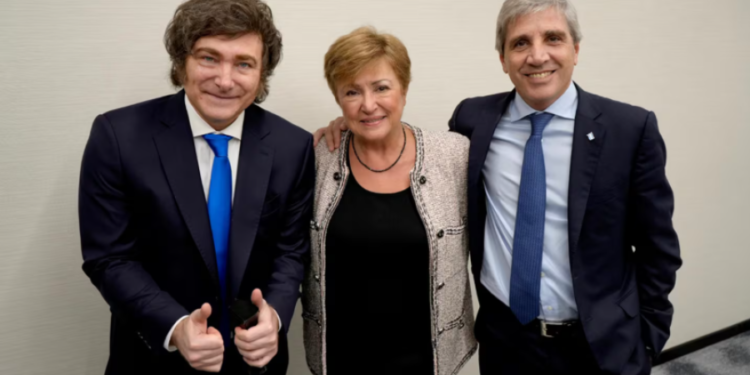 El FMI destacó la baja del riesgo país, pero evitó poner plazos para el regreso al mercado de deuda