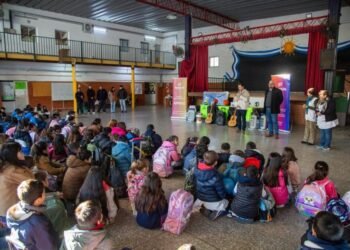 Donaciones en Santa Fe: más de 100 escuelas recibieron equipamiento financiado con bienes del delito