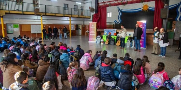 Donaciones en Santa Fe: más de 100 escuelas recibieron equipamiento financiado con bienes del delito