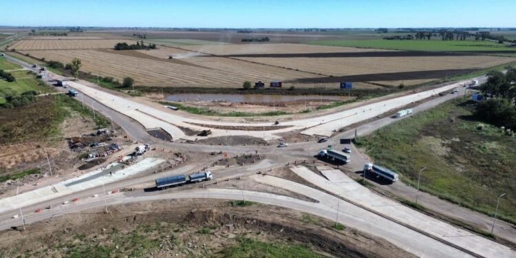 Entre San Jorge y Carlos Pellegrini, la gestión Pullaro transforma y repavimenta la Ruta 13 para mejorar la circulación vehicular
