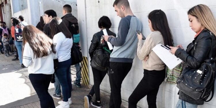 La crisis económica empuja a más santafesinos a buscar ingresos extra fuera del empleo formal