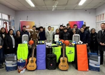 El gobierno de Pullaro llevó a escuelas del sur santafesino elementos comprados con fondos de bienes incautados al delito