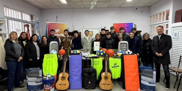 El gobierno de Pullaro llevó a escuelas del sur santafesino elementos comprados con fondos de bienes incautados al delito