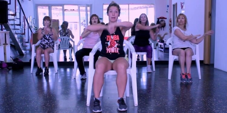 Salud y recreación: el «baile en silla» gana espacio en Rafaela como una opción sin impactoUna innovadora actividad física se desarrolla en el barrio Los Nogales, enfocada especialmente en personas con problemas de movilidad o articulares. La propuesta combina ejercicio, coordinación y un espacio social para todas las edades.