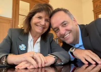 Adorni recibe a senadores libertarios antes de una posible interpelación