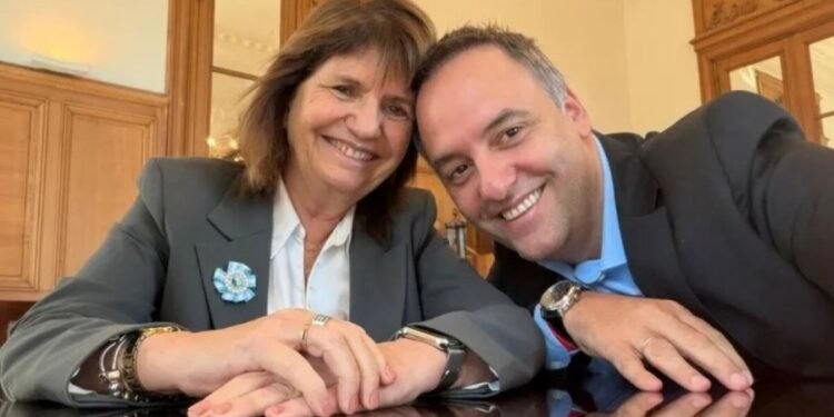 Adorni recibe a senadores libertarios antes de una posible interpelación