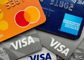 Tarjetas de crédito: qué pasa con las deudas pendientes si se pide la baja del servicio