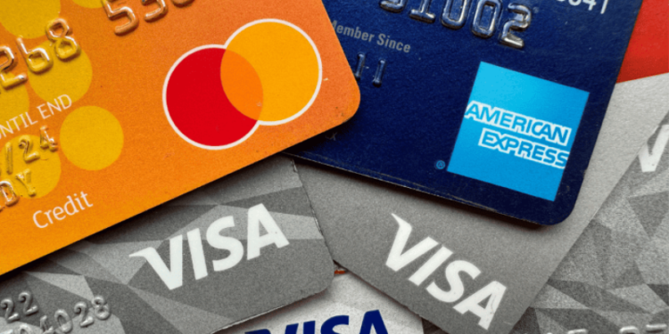 Tarjetas de crédito: qué pasa con las deudas pendientes si se pide la baja del servicio