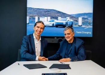 YPF avanzó en un acuerdo con Tesla para negociar terminales de carga para vehículos autónomos