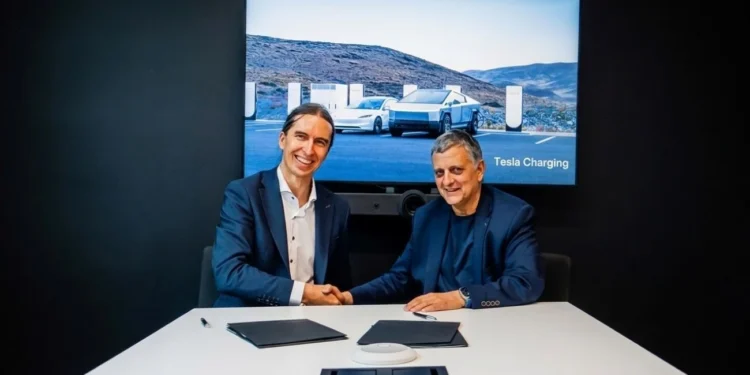 YPF avanzó en un acuerdo con Tesla para negociar terminales de carga para vehículos autónomos
