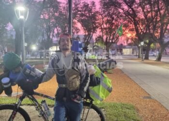 Pedalea hacia Ushuaia desde hace ocho meses: la historia del brasileño que pasó por Rafaela