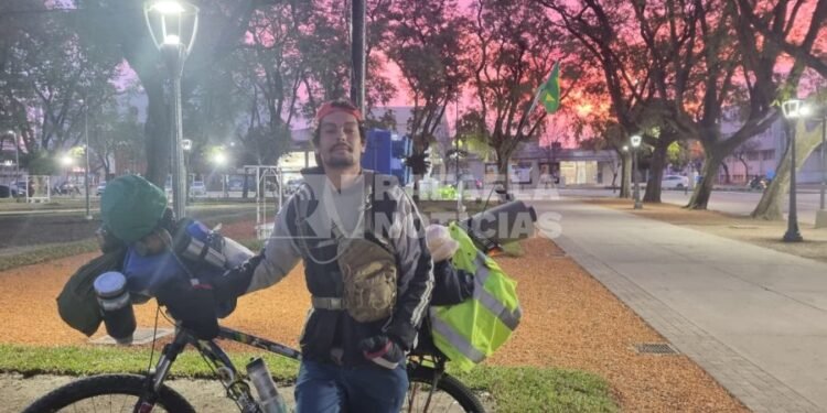 Pedalea hacia Ushuaia desde hace ocho meses: la historia del brasileño que pasó por Rafaela