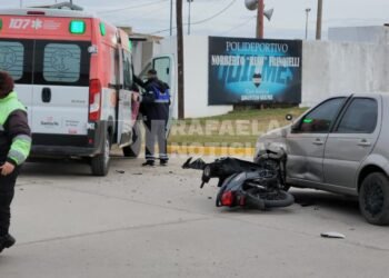 Fuerte accidente en barrio Mora de Rafaela: un motociclista fue hospitalizado