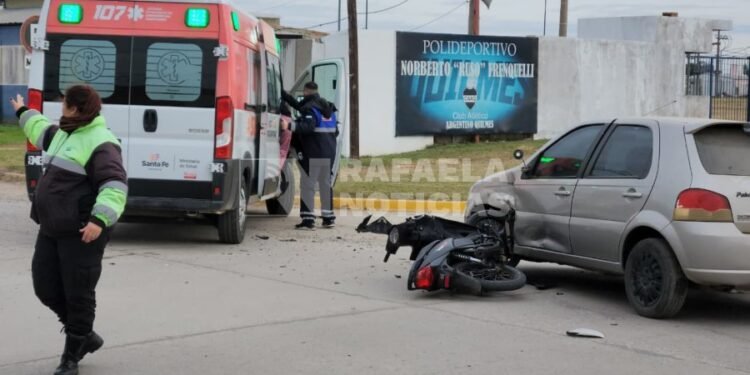 Fuerte accidente en barrio Mora de Rafaela: un motociclista fue hospitalizado