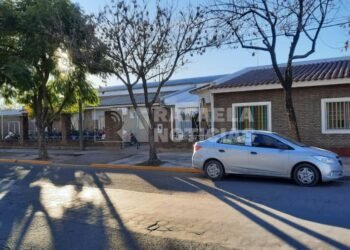 Con custoria policial y clases suspendidas: así empezó la jornada en la escuela Paul Harris