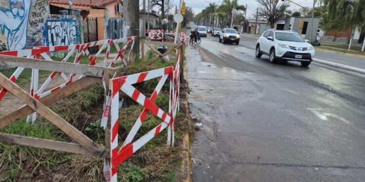 Lleva meses inundando una calle de Rafaela y vecinos reclaman por soluciones