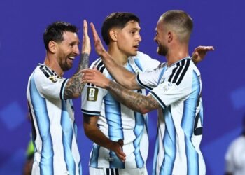 Messi abrió el camino y Argentina arrancó el Mundial con una goleada ante Argelia