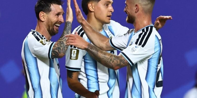 Messi abrió el camino y Argentina arrancó el Mundial con una goleada ante Argelia