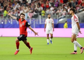 El próximo rival de Argentina en el Mundial sumó de a tres en un debut electrizante y con polémica de VAR