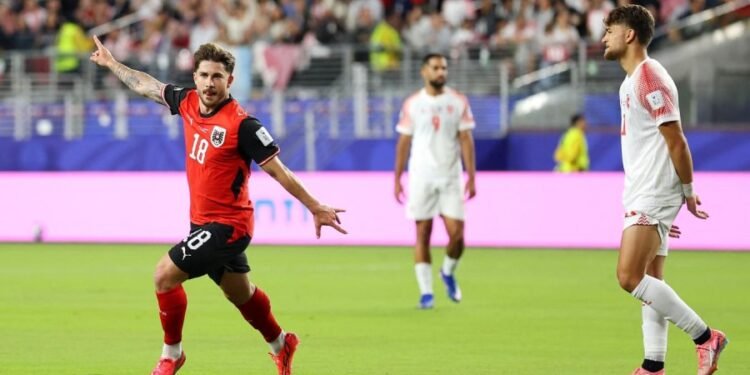 El próximo rival de Argentina en el Mundial sumó de a tres en un debut electrizante y con polémica de VAR