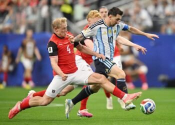 Argentina venció a Austria con un doblete de Messi y clasificó a 16avos de final