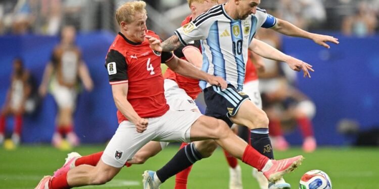 Argentina venció a Austria con un doblete de Messi y clasificó a 16avos de final