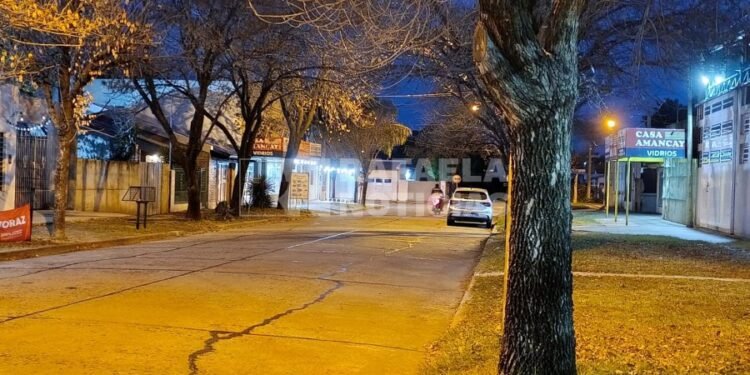 Madrugada violenta en barrio Amancay: un grupo armado emboscó a tres personas y hay alarma por un preocupante trasfondo