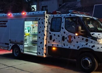 Una trabajadora quedó atrapada en una máquina y demandó un complejo operativo de bomberos