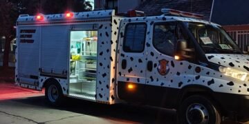 Una trabajadora quedó atrapada en una máquina y demandó un complejo operativo de bomberos