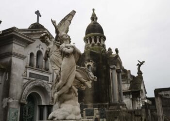Fue a visitar la tumba de su abuelo y se encontró con una dolorosa sorpresa