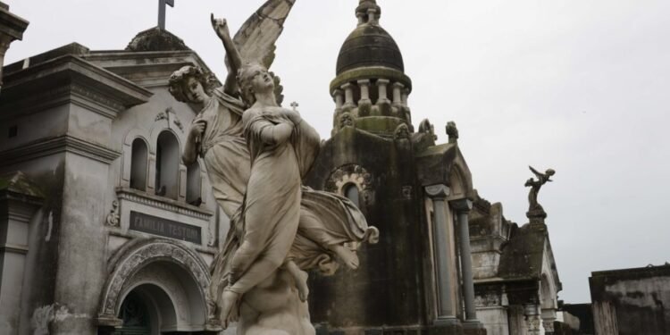 Fue a visitar la tumba de su abuelo y se encontró con una dolorosa sorpresa