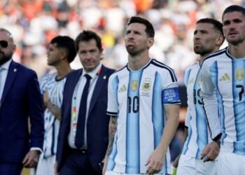 La derrota de la Selección Argentina frente a España en la final del Mundial 2026 dejó un clima de profunda tristeza, y Lionel Scaloni no fue la excepción. En la conferencia de prensa posterior al encuentro, el entrenador se mostró conmovido, se quebró al hablar de su futuro y reconoció que necesita tomarse un tiempo antes de decidir si continuará al frente del equipo nacional.  El técnico explicó que todavía no conversó sobre el tema con Lionel Messi y que primero deberá reunirse con el presidente de la AFA, Claudio Tapia. Aunque aseguró que respetará su contrato, que finaliza en diciembre de este año, confesó que atraviesa un momento de reflexión.  «No sé si voy a poder conseguir algo más grande que esto. Siento la necesidad de pensar», expresó antes de emocionarse y detener su declaración por unos instantes.  Una vez que logró recomponerse, Scaloni destacó el esfuerzo realizado por todo el cuerpo técnico y los futbolistas durante el proceso. También señaló que volver a construir un grupo con las características del actual será uno de los mayores desafíos si decide continuar.  «Este es un lugar soñado. Nunca imaginé estar donde estoy. Para seguir hacen falta muchas cosas, entre ellas volver a empezar y formar otro grupo como este, algo que será muy difícil», afirmó con la voz entrecortada.  Más tarde, al abandonar el estadio, volvió a referirse a su futuro y remarcó que lo más importante es que quien conduzca a la Selección mantenga los valores que representa vestir la camiseta argentina.  «No es importante quién esté al frente de la Selección. Lo fundamental es que tenga los valores y entienda lo que significa representar a este país. Todo proceso tiene un final y el nuestro fue maravilloso. Hasta diciembre seguiremos dando batalla», sostuvo.  El vínculo de Scaloni con la AFA se extiende hasta fines de 2026 y, si bien desde hace meses existían conversaciones para renovar su contrato, sus declaraciones dejaron en claro que cualquier definición quedará para después de este duro cierre mundialista.  Meses atrás, el entrenador ya había restado importancia a la negociación por su continuidad y había asegurado que toda la atención estaba puesta en el Mundial. Ahora, tras la caída en la final, la incertidumbre sobre su futuro volvió a instalarse y será una de las principales cuestiones que deberá resolver la AFA en los próximos meses.
