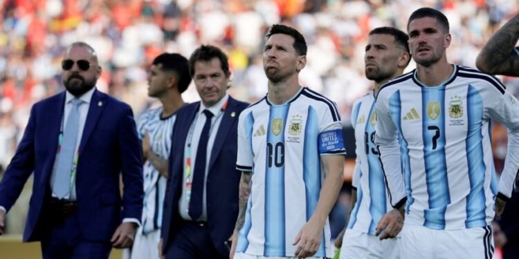 La derrota de la Selección Argentina frente a España en la final del Mundial 2026 dejó un clima de profunda tristeza, y Lionel Scaloni no fue la excepción. En la conferencia de prensa posterior al encuentro, el entrenador se mostró conmovido, se quebró al hablar de su futuro y reconoció que necesita tomarse un tiempo antes de decidir si continuará al frente del equipo nacional. El técnico explicó que todavía no conversó sobre el tema con Lionel Messi y que primero deberá reunirse con el presidente de la AFA, Claudio Tapia. Aunque aseguró que respetará su contrato, que finaliza en diciembre de este año, confesó que atraviesa un momento de reflexión. «No sé si voy a poder conseguir algo más grande que esto. Siento la necesidad de pensar», expresó antes de emocionarse y detener su declaración por unos instantes. Una vez que logró recomponerse, Scaloni destacó el esfuerzo realizado por todo el cuerpo técnico y los futbolistas durante el proceso. También señaló que volver a construir un grupo con las características del actual será uno de los mayores desafíos si decide continuar. «Este es un lugar soñado. Nunca imaginé estar donde estoy. Para seguir hacen falta muchas cosas, entre ellas volver a empezar y formar otro grupo como este, algo que será muy difícil», afirmó con la voz entrecortada. Más tarde, al abandonar el estadio, volvió a referirse a su futuro y remarcó que lo más importante es que quien conduzca a la Selección mantenga los valores que representa vestir la camiseta argentina. «No es importante quién esté al frente de la Selección. Lo fundamental es que tenga los valores y entienda lo que significa representar a este país. Todo proceso tiene un final y el nuestro fue maravilloso. Hasta diciembre seguiremos dando batalla», sostuvo. El vínculo de Scaloni con la AFA se extiende hasta fines de 2026 y, si bien desde hace meses existían conversaciones para renovar su contrato, sus declaraciones dejaron en claro que cualquier definición quedará para después de este duro cierre mundialista. Meses atrás, el entrenador ya había restado importancia a la negociación por su continuidad y había asegurado que toda la atención estaba puesta en el Mundial. Ahora, tras la caída en la final, la incertidumbre sobre su futuro volvió a instalarse y será una de las principales cuestiones que deberá resolver la AFA en los próximos meses.