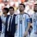 La derrota de la Selección Argentina frente a España en la final del Mundial 2026 dejó un clima de profunda tristeza, y Lionel Scaloni no fue la excepción. En la conferencia de prensa posterior al encuentro, el entrenador se mostró conmovido, se quebró al hablar de su futuro y reconoció que necesita tomarse un tiempo antes de decidir si continuará al frente del equipo nacional. El técnico explicó que todavía no conversó sobre el tema con Lionel Messi y que primero deberá reunirse con el presidente de la AFA, Claudio Tapia. Aunque aseguró que respetará su contrato, que finaliza en diciembre de este año, confesó que atraviesa un momento de reflexión. «No sé si voy a poder conseguir algo más grande que esto. Siento la necesidad de pensar», expresó antes de emocionarse y detener su declaración por unos instantes. Una vez que logró recomponerse, Scaloni destacó el esfuerzo realizado por todo el cuerpo técnico y los futbolistas durante el proceso. También señaló que volver a construir un grupo con las características del actual será uno de los mayores desafíos si decide continuar. «Este es un lugar soñado. Nunca imaginé estar donde estoy. Para seguir hacen falta muchas cosas, entre ellas volver a empezar y formar otro grupo como este, algo que será muy difícil», afirmó con la voz entrecortada. Más tarde, al abandonar el estadio, volvió a referirse a su futuro y remarcó que lo más importante es que quien conduzca a la Selección mantenga los valores que representa vestir la camiseta argentina. «No es importante quién esté al frente de la Selección. Lo fundamental es que tenga los valores y entienda lo que significa representar a este país. Todo proceso tiene un final y el nuestro fue maravilloso. Hasta diciembre seguiremos dando batalla», sostuvo. El vínculo de Scaloni con la AFA se extiende hasta fines de 2026 y, si bien desde hace meses existían conversaciones para renovar su contrato, sus declaraciones dejaron en claro que cualquier definición quedará para después de este duro cierre mundialista. Meses atrás, el entrenador ya había restado importancia a la negociación por su continuidad y había asegurado que toda la atención estaba puesta en el Mundial. Ahora, tras la caída en la final, la incertidumbre sobre su futuro volvió a instalarse y será una de las principales cuestiones que deberá resolver la AFA en los próximos meses.