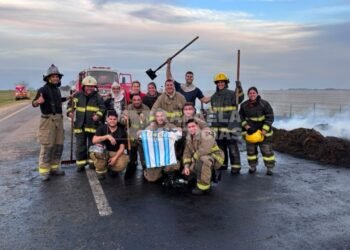 Tras combatir un incendio de un camión, los bomberos siguieron el partido de Argentina al costado de la ruta