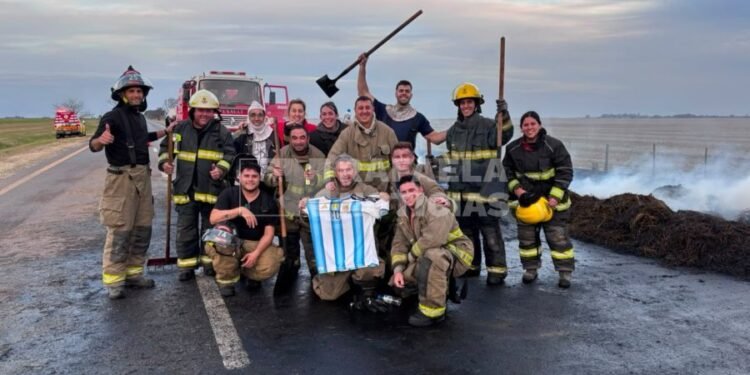 Tras combatir un incendio de un camión, los bomberos siguieron el partido de Argentina al costado de la ruta