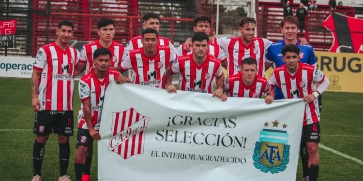 El León tropezó en Pergamino pero festejó un resultado ajeno para seguir en la lucha por el ascenso