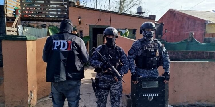 Funes y Roldán: dos detenidos y secuestro de drogas en 11 allanamientos por microtráfico