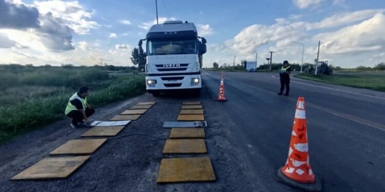 Santa Fe reforzó los controles de peso en rutas: ya fiscalizaron más de 10.400 camiones y labraron unas 500 multas