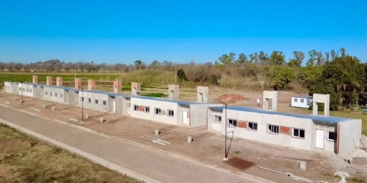 Carlos Pellegrini: el Gobierno Provincial acelera la construcción de 12 viviendas y abrió el Registro Digital