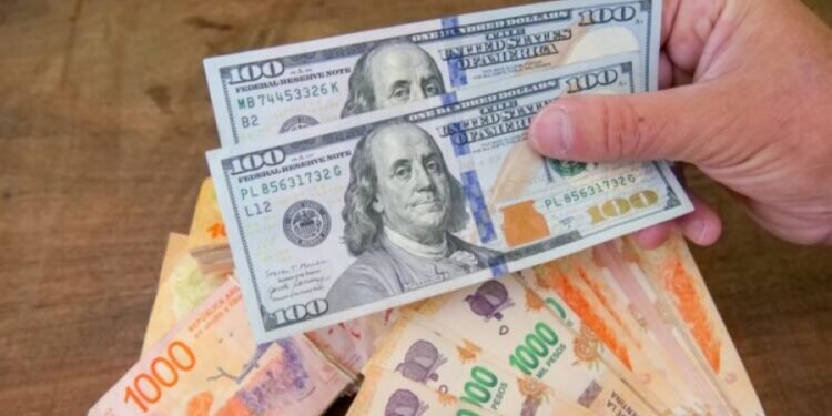 El dilema del ahorro en el segundo semestre: ¿Qué conviene hacer con los pesos?